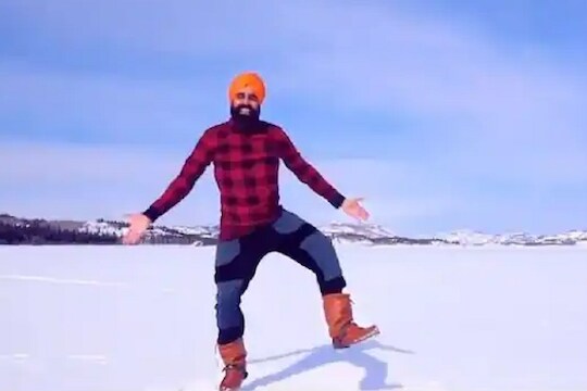 कोरोना लशीचा मिळाला दुसरा डोस; गोठलेल्या तलावात भांगडा करुन व्यक्त केला आनंद, VIDEO तुफान व्हायरल