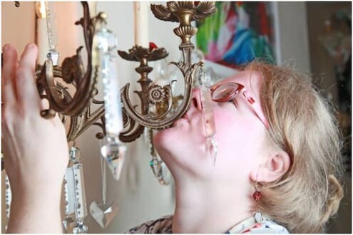 ब्रिटिश महिलेला करायचंय 93 वर्ष जुन्या झुंबराशी लग्न, कारण वाचून थक्क व्हाल