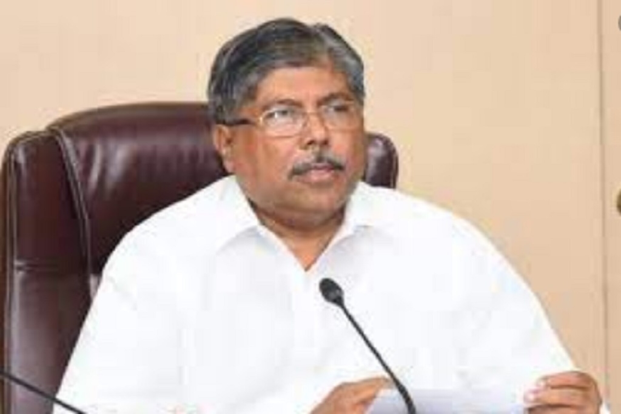 'अजित पवार हे कार्यक्षम मंत्री', पलटवार केल्यानंतर चंद्रकांत पाटील बॅकफूटवर?