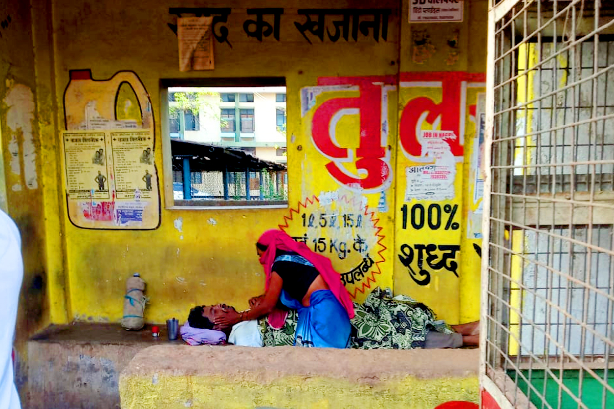 बेड मिळाला नाही म्हणून बस स्थानकावर थांबले अन् पत्नीच्या उशालाच पतीने प्राण सोडले