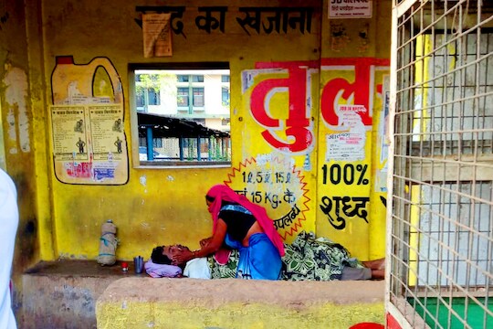 बेड मिळाला नाही म्हणून बस स्थानकावर थांबले अन् पत्नीच्या उशालाच पतीने प्राण सोडले