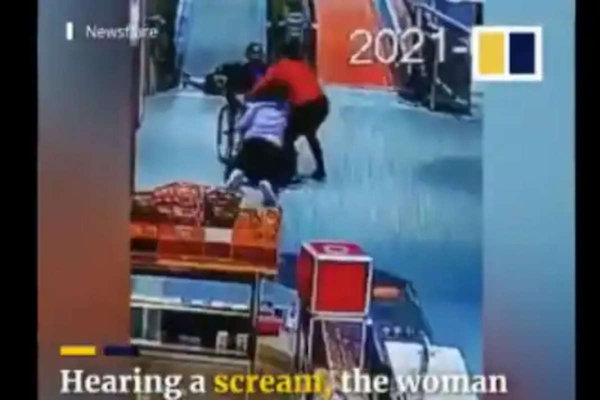 मयूर शेळकेप्रमाणेच 'या' महिलेचाही VIDEO होतोय व्हायरल, पाहा कसा वाचवला वृद्धाचा जीव