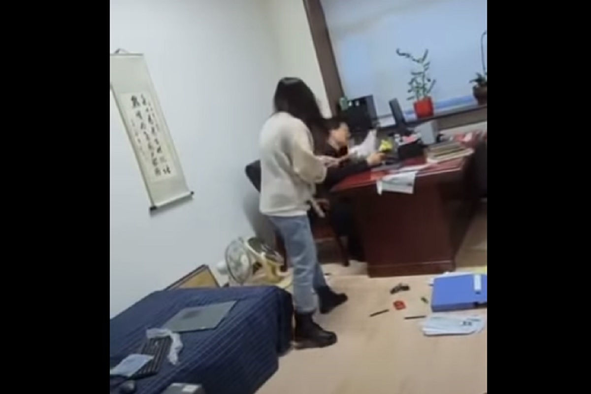 VIDEO - ऑफिसमध्येच धू धू धुतलं; आंबटशौकिन बॉसला महिलेने घडवली चांगलीच अद्दल