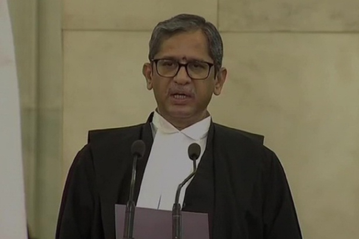 न्यायमूर्ती NV Ramana देशाचे नवे सरन्यायाधीश, राष्ट्रपतींनी दिली शपथ