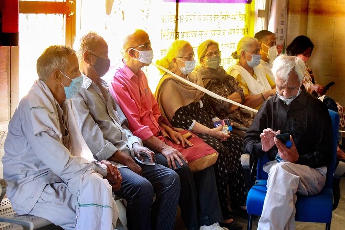 60 पेक्षा जास्त वयाच्या फक्त 8 रुग्ण आहेत. तरुणांच्या तुलनेत वयस्कर व्यक्तींमध्ये कमी असलं तरी त्यांना मृत्यूचा धोका जास्त आहे, असंच आकडेवारीवरून दिसून येतं. मृत्यू झालेले सर्वाधिक रुग्ण हे 60 पेक्षा जास्त वयाचेच आहेत.