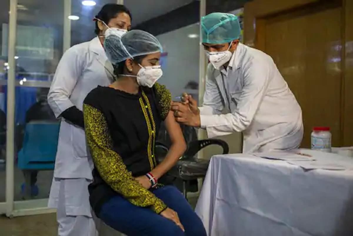 एकिकडे राज्यात कोरोनाची प्रकरणं झपाट्याने वाढत आहे. कोरोनाची दुसरी लाट, नवा विषाणू, संसर्गाचा वाढलेला वेग अशा परिस्थितीत आता राज्याच्या संकटात वाढ झाली आहे. एकिकडे राज्यात कोरोनाची प्रकरणं झपाट्याने वाढत आहे. कोरोनाची दुसरी लाट, नवा विषाणू, संसर्गाचा वाढलेला वेग अशा परिस्थितीत आता राज्याच्या संकटात वाढ झाली आहे.