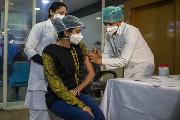 त्यामुळे अनेक नागरिकांनी लस घेतली आहे, तर काही लस घेण्याच्या तयारीत आहे. तुम्हीसुद्धा कोरोना लस घेण्याच्या तयारी असाल आणि मुंबईत राहत असाल तर मग तुमच्यासाठी ही महत्त्वाची बातमी आहे.