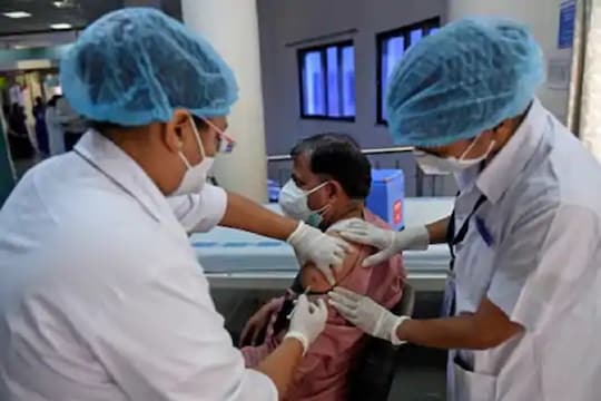 लसीकरण मोहिमेत महाराष्ट्र राज्याचा नवा विक्रम, एकाच दिवशी 10 लाखांहून अधिक Vaccination; मुख्यमंत्र्यांकडून कौतुक