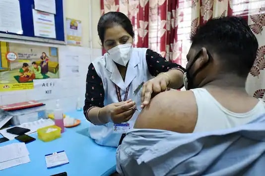 औरंगाबादमध्ये केवळ दीड दिवस पुरेल एवढीच लस सध्या उपलब्ध आहे. जिल्हाधिकाऱ्यांनी दिलेल्या माहितीनुसार जिल्ह्यात विविध सेंटरवर 58 हजार लस आहेत. मुख्य साठ्याच्या जागी सध्या लस नाही. उद्या संध्याकाळपर्यंत लस पोहोचली नाही तर जिल्ह्यातील सर्व लसीकरण केंद्र बंद करावे लागतील अशी शक्यता आहे. औरंगाबादमध्ये केवळ दीड दिवस पुरेल एवढीच लस सध्या उपलब्ध आहे. जिल्हाधिकाऱ्यांनी दिलेल्या माहितीनुसार जिल्ह्यात विविध सेंटरवर 58 हजार लस आहेत. मुख्य साठ्याच्या जागी सध्या लस नाही. उद्या संध्याकाळपर्यंत लस पोहोचली नाही तर जिल्ह्यातील सर्व लसीकरण केंद्र बंद करावे लागतील अशी शक्यता आहे.