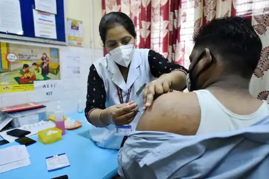 मुंबई बाहेरील कुठल्याही खाजगी लसीकरण केंद्राला मुंबईत येऊन लसीकरण करण्याची मुभा नाही.