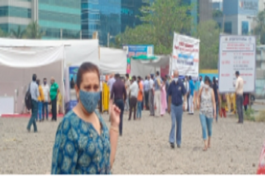 मुंबईत लस संपण्याच्या भीतीने नागरिकांनी घेतली धाव, लसीकरण केंद्राच्या बाहेर मोठी गर्दी