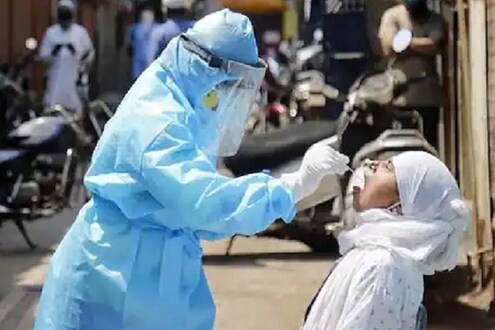 कहर! स्वतःच्या हातानं स्वॅब सॅम्पल घेताना दिसले लोक, रुग्णालयातील गंभीर वास्तव