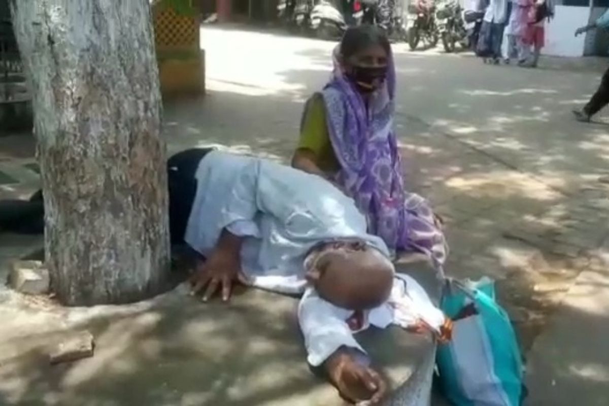 बेड मिळाला नाही म्हणून झाडाखाली घेतला आसरा; पत्नीसमोरचं कोरोना बाधिताने सोडला जीव