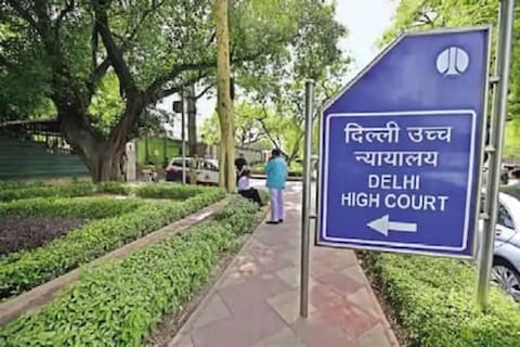  देशात कोरोना व्हायरसच्या (Coronavirus) दुसऱ्या लाटेमुळे परिस्थिती गंभीर होत आहे. या काळात निवडणूक  प्रचारात राजकीय नेत्यांनी कोरोना गाईडलाईन्स तोडण्याच्या घटना समोर आल्या आहेत. 