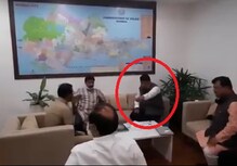 देवेंद्र फडणवीस यांची मध्यरात्री पोलीस स्थानकात एण्ट्री, अधिकाऱ्यांवर का भडकले? देवेंद्र फडणवीस यांची मध्यरात्री पोलीस स्थानकात एण्ट्री, अधिकाऱ्यांवर का भडकले?