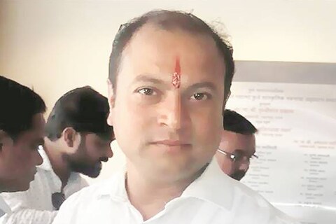 वैशाली जाधव यांच्या घरातील चार जणांना कोरोनाची लागण झाली होती. यात चौघांचा कोरोनामुळे मृत्यू झाला आहे. अशा परिस्थितीही वैशाली जाधव या कामावर हजर होत्या.