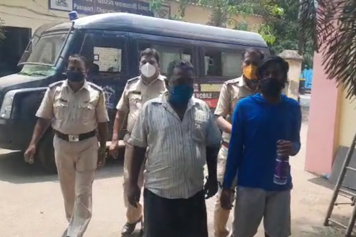 मास्क न घालणाऱ्यांवर कारवाईसाठी गेलेल्या पोलिसांवर सोडले कुत्रे, डोंबिवलीतील घटना