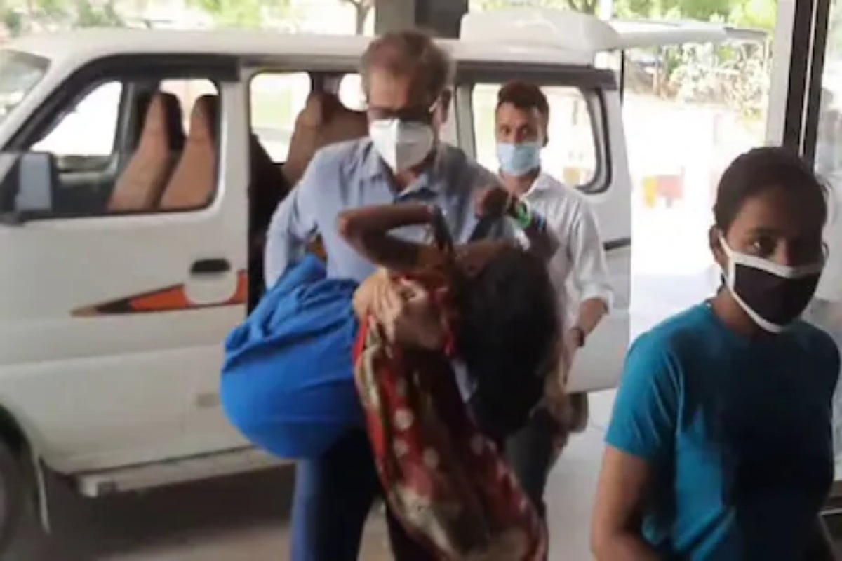 माणुसकीचं दर्शन! रुग्णालयाबाहेर वेदनेनं तडफडत होती गर्भवती, जीव वाचवण्यासाठी धडपड करणाऱ्या डॉक्टरचा VIDEO VIRAL