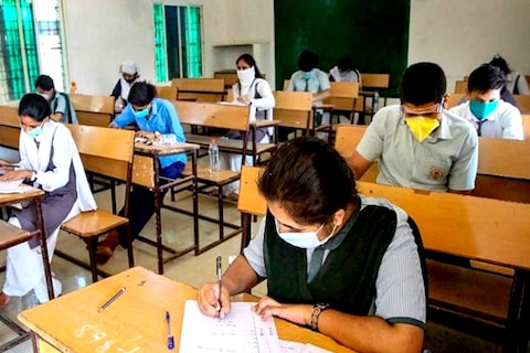 Maharashtra SSC Result: दहावीच्या परीक्षा रद्द केल्यानंतर विद्यार्थ्यांचे मुल्यमापन कसे करण्यात येणार असा प्रश्न अनेकांना पडला आहे.