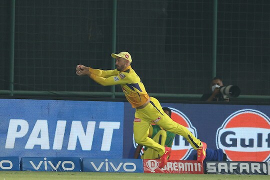 IPL 2021 : 'सुपरमॅन' डुप्लेसिस, धोकादायक पांडेचा घेतला भन्नाट कॅच, VIDEO