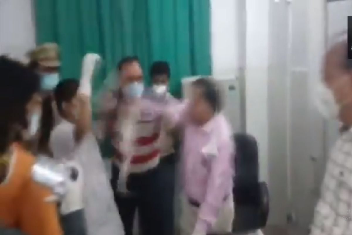 औकात विचारत नर्सनं डॉक्टरांच्या कानशिलात लगावली; रुग्णालयातील हाणामारीचा VIDEO व्हायरल