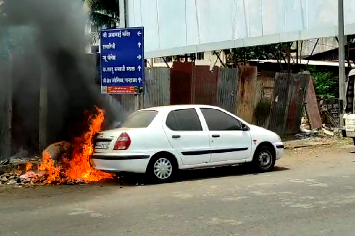 VIDEO: कोल्हापुरात भर रस्त्यात पेटली कार, रस्त्याकडेचा कचरा पेटवण्याचा उद्योग पडला महागात
