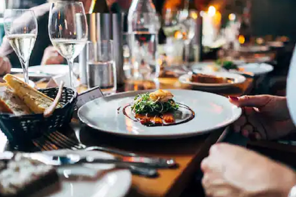 असा सुरू करा रेस्टॉरंटचा व्यवसाय; महिन्याला होईल मोठी कमाई, जाणून घ्या प्रोसेस