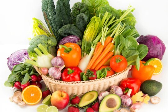 फळ, भाज्या वेगवेगळे प्रकारचे पदार्थ आहेत. त्यामुळे पचायला लागणारा कालावधी वेगवेगळा असतो. त्यामुळे एकत्र खाऊ नयेत असं डॉक्टरही सांगतात.