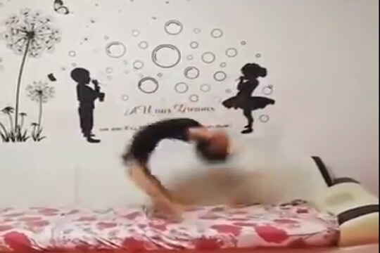 OMG! चाकासारखी गोलगोल फिरतच राहिली; चिमुरडीचा Backflip Video पाहून तुम्हाला येईल चक्कर