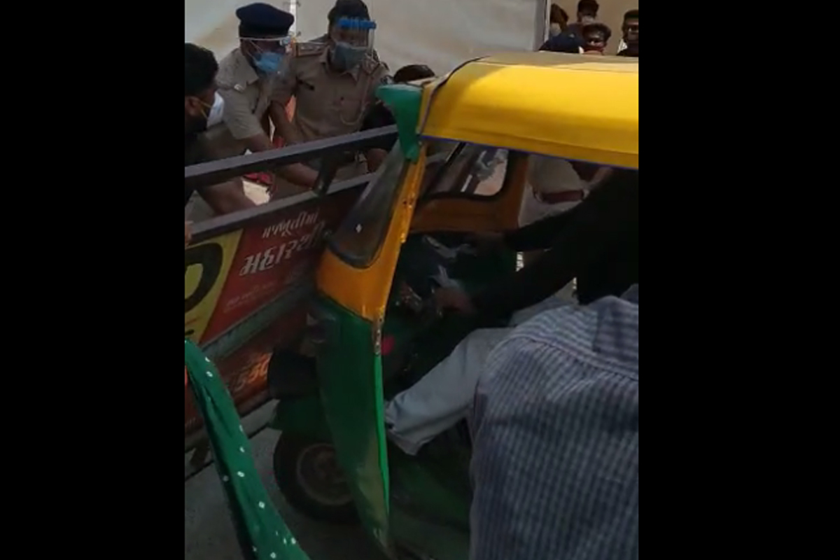 हॉस्पिटलमध्ये घेईना, अखेर रुग्णाला घेऊन रिक्षा घातला पोलिसांच्या बॅरिकेट्सवर, अहमदाबादमधील भयावह VIDEO