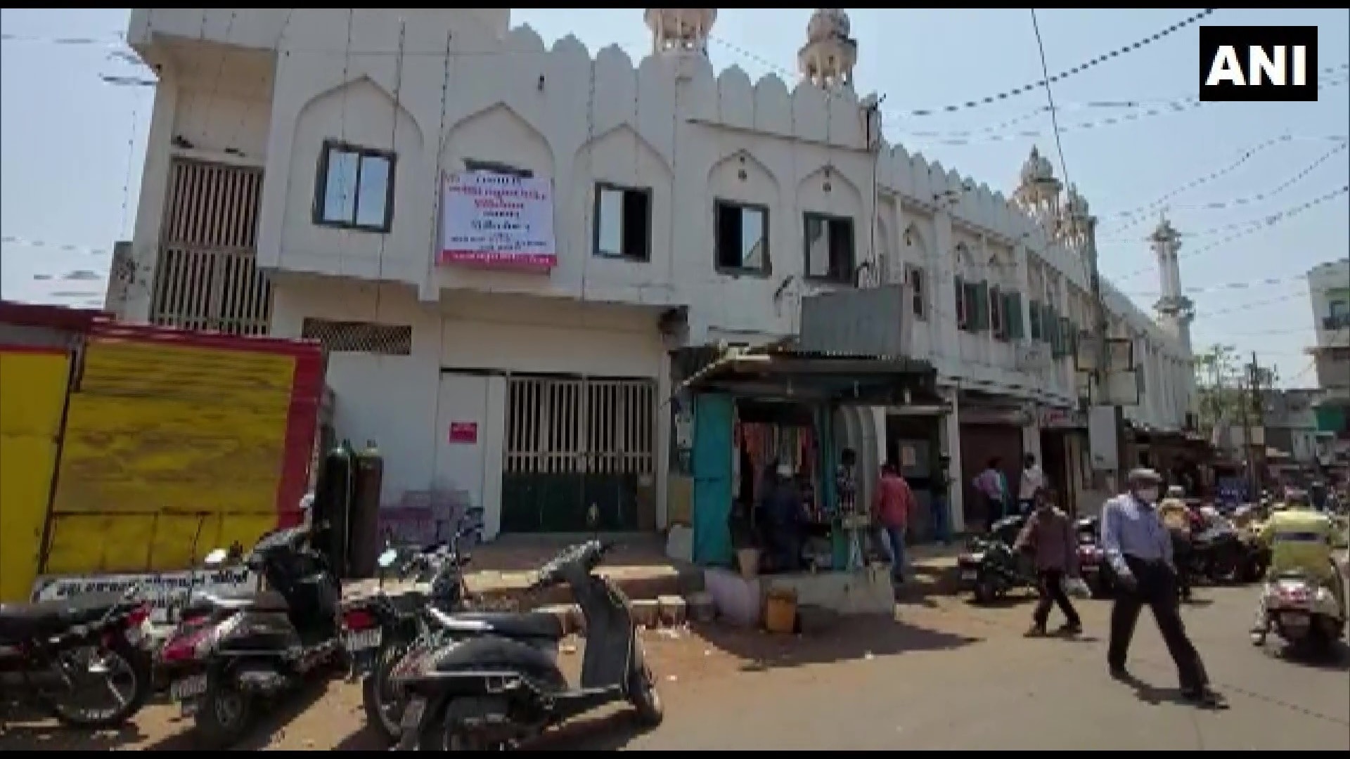 बडोदा याठिकाणी असणाऱ्या जहांगिरपुरा मशिदीचे 50 बेड्स असणाऱ्या कोव्हिड सेंटरमध्ये रुपांतरण करण्यात आले आहे. (फोटो सौजन्य- ANI) बडोदा याठिकाणी असणाऱ्या जहांगिरपुरा मशिदीचे 50 बेड्स असणाऱ्या कोव्हिड सेंटरमध्ये रुपांतरण करण्यात आले आहे. (फोटो सौजन्य- ANI)