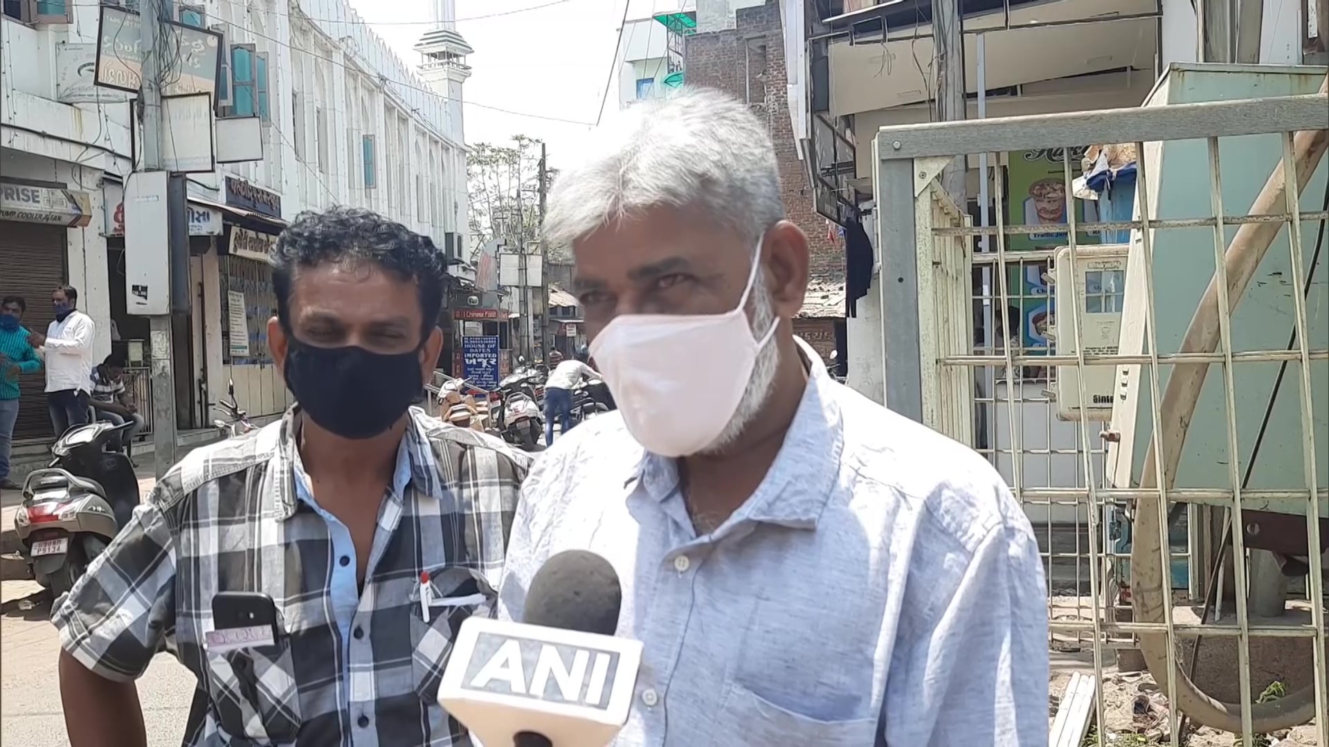 या मशिदीच्या ट्रस्टींनी अशी प्रतिक्रिया दिली आहे की, 'ऑक्सिजन आणि बेड्सच्या तुटवड्यामुळे, आम्ही मशिदीचे कोव्हिड फॅसिलिटीमध्ये रुपांतरण करण्याचा निर्णय घेतला आहे.' (फोटो सौजन्य- ANI) या मशिदीच्या ट्रस्टींनी अशी प्रतिक्रिया दिली आहे की, 'ऑक्सिजन आणि बेड्सच्या तुटवड्यामुळे, आम्ही मशिदीचे कोव्हिड फॅसिलिटीमध्ये रुपांतरण करण्याचा निर्णय घेतला आहे.' (फोटो सौजन्य- ANI)