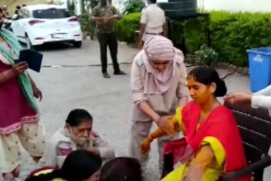 कोरोनामुळे सुट्टी रद्द; पोलीस स्टेशनमध्येच रंगला महिला हवालदाराच्या हळदीचा कार्यक्रम