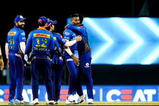 IPL 2021 : 'बुलेट पांड्या', हार्दिकच्या दोन रन आऊटने फिरवली मॅच, भन्नाट VIDEO