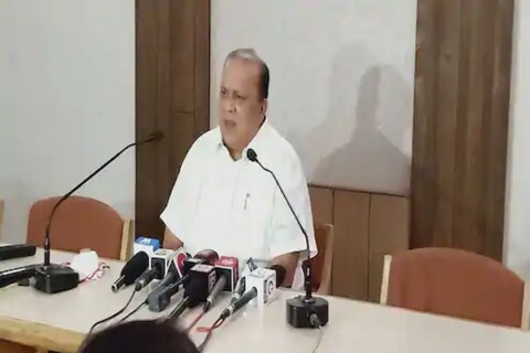 Hasan Mushrif Press Conference: हसन मुश्रीफ यांनी शुक्रवारी कोल्हापूर याठिकाणी पत्रकार परिषद घेऊन मुंबईचे आयुक्त परमबीर सिंह (Parambir Singh) यांच्या भूमिकेवर प्रश्नचिन्ह उपस्थित केलं आहे. त्यांनी यावेळी सचिन वाझे प्रकरणात विरोधी पक्षावर देखील टीका केली आहे.