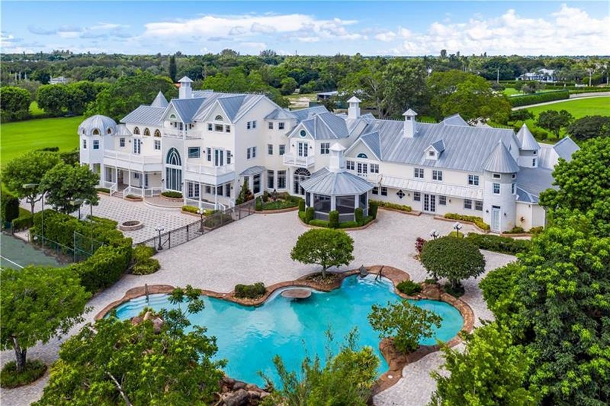 मालकाच्या परवानगी शिवाय 43 कोटींच्या बंगल्यात केलं लग्नाचं आयोजन; पोलीस पोहोचताच भलताच प्रकार उघड