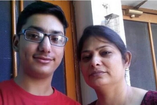 प्रेरणादायी : लहानपणी वडील गेले, आईने शिवणकाम करुन शिकवलं; लेकाने IES होऊन नाव केलं मोठं