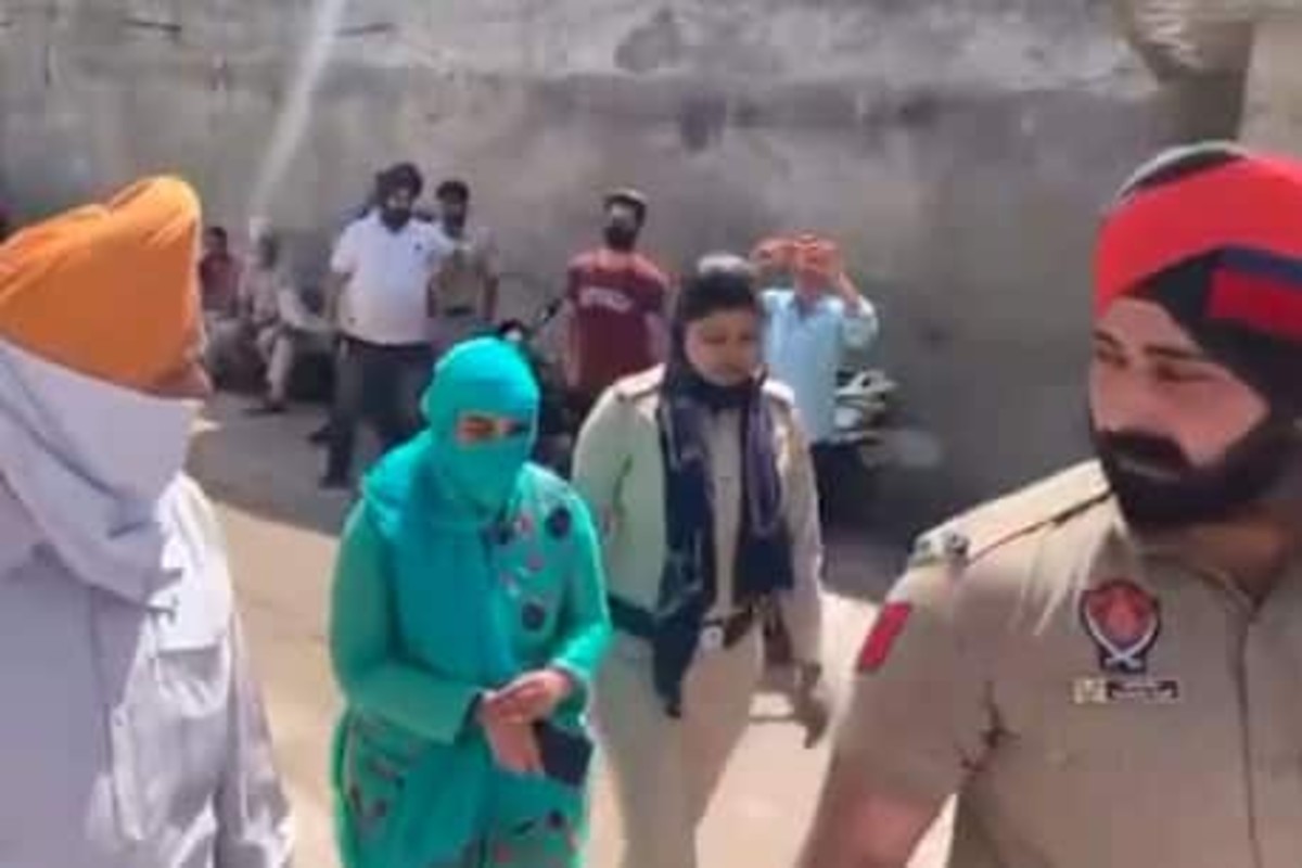 OMG! पाकिस्तानी व्यक्तीच्या प्रेमात थेट बॉर्डरवर पोहोचली एका मुलाची आई, वाचा पुढे काय झालं