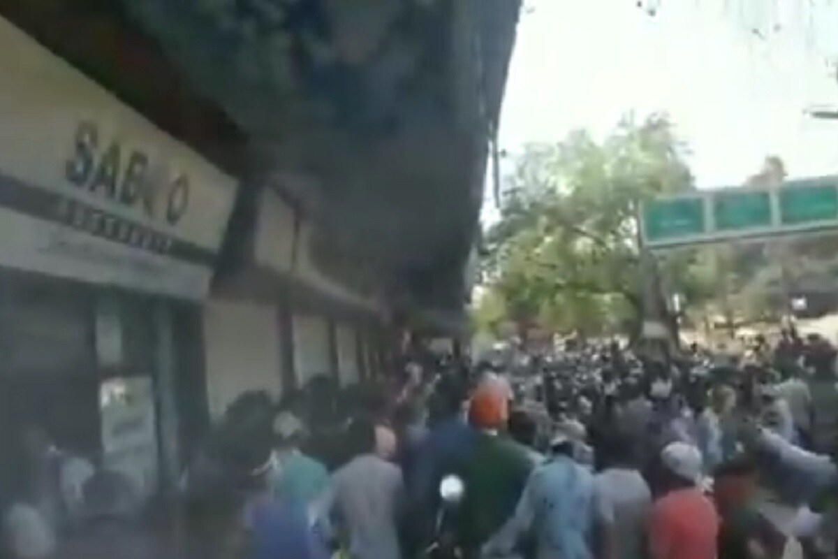 मध्यप्रदेशातील इंदूर (Indore) याठिकाणाहून देखील असाच एक व्हिडीओ समोर आला होता. रेमडिसिवीर इंजेक्शनचा तुटवडा भासत असल्याने नागरिकांची धावपळ सुरू झाली आहे. ज्या ठिकाणी इंजेक्शन उपलब्ध आहे त्या ठिकाणी खरेदीसाठी नागरिकांच्या भल्यामोठ्या रांगा लागल्याचं पाहायला मिळाल्या. इंदूरमधून समोर आलेला व्हिडीओ तेथील भयंकर परिस्थिती दर्शवत आहे मध्यप्रदेशातील इंदूर (Indore) याठिकाणाहून देखील असाच एक व्हिडीओ समोर आला होता. रेमडिसिवीर इंजेक्शनचा तुटवडा भासत असल्याने नागरिकांची धावपळ सुरू झाली आहे. ज्या ठिकाणी इंजेक्शन उपलब्ध आहे त्या ठिकाणी खरेदीसाठी नागरिकांच्या भल्यामोठ्या रांगा लागल्याचं पाहायला मिळाल्या. इंदूरमधून समोर आलेला व्हिडीओ तेथील भयंकर परिस्थिती दर्शवत आहे