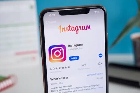 Instagram एका नव्या टूलच्या सेटवर काम करत आहे, ज्याद्वारे युजर्सला या प्लॅटफॉर्मवरुन पैसे कमावण्याची संधी मिळू शकते. फेसबुकचे सीईओ मार्क जुकरबर्ग यांनी इन्स्टाग्रामचे प्रमुख एडम मोसेरी यांच्यासह एका लाईव्ह स्ट्रिमवेळी या आगामी फीचरची घोषणा केली आहे. 