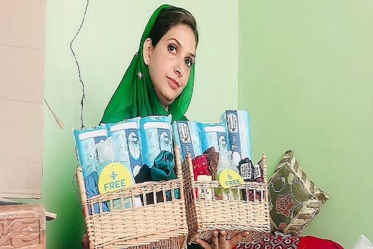 महिलांना Sanitary Napkin मोफत वाटणारी 'पॅडवुमन ऑफ काश्मीर'