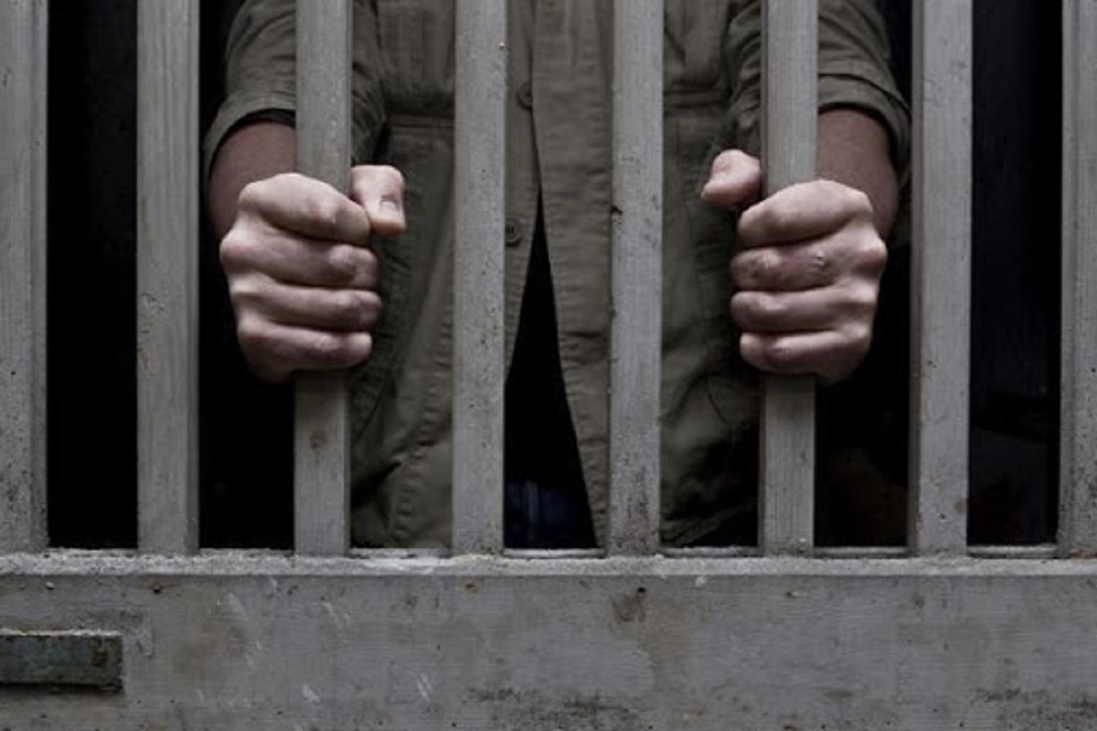 फोनमध्ये आपत्तीजनक फोटो ठेवल्याची एवढी मोठी शिक्षा! तरुणाला फासावर लटकवलं