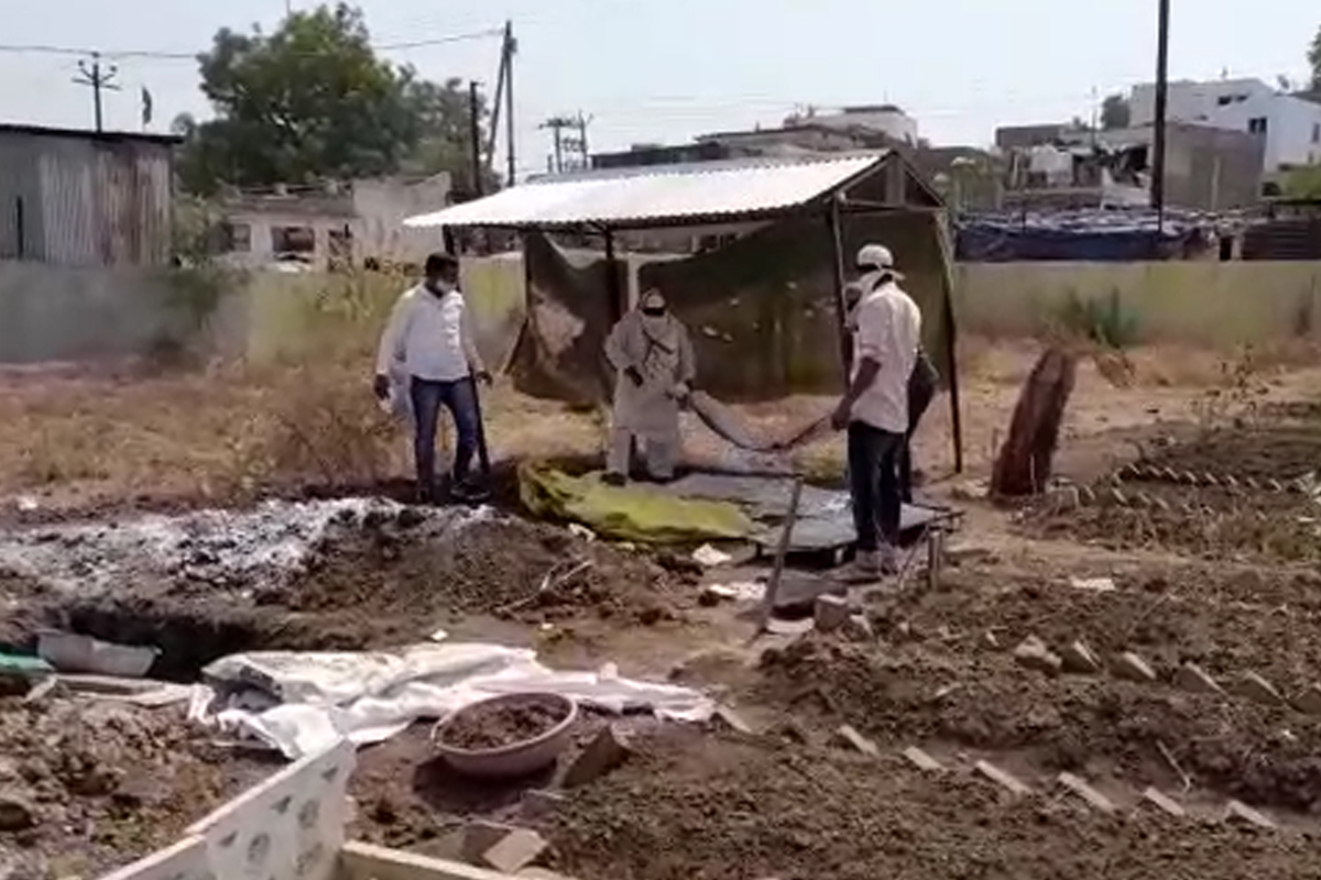 मुलगी अपशकुनी समज करून जन्मदात्या आई-बापानेच छळले, अखेर चिमुरडीने सोडला जीव!