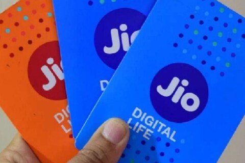 रिलायन्स जिओ (jio) फोनधारकांना कंपनीने 75 रुपयांपासून सुरुवात होणारे अनेक प्लॅन्स उपलब्ध करून दिले आहेत. यातील सर्वात कमी किंमत असलेल्या 75 रुपयांच्या प्लॅनमध्ये ग्राहकांना अनलिमिटेड कॉलिंग आणि डेटा देण्यात आला आहे.