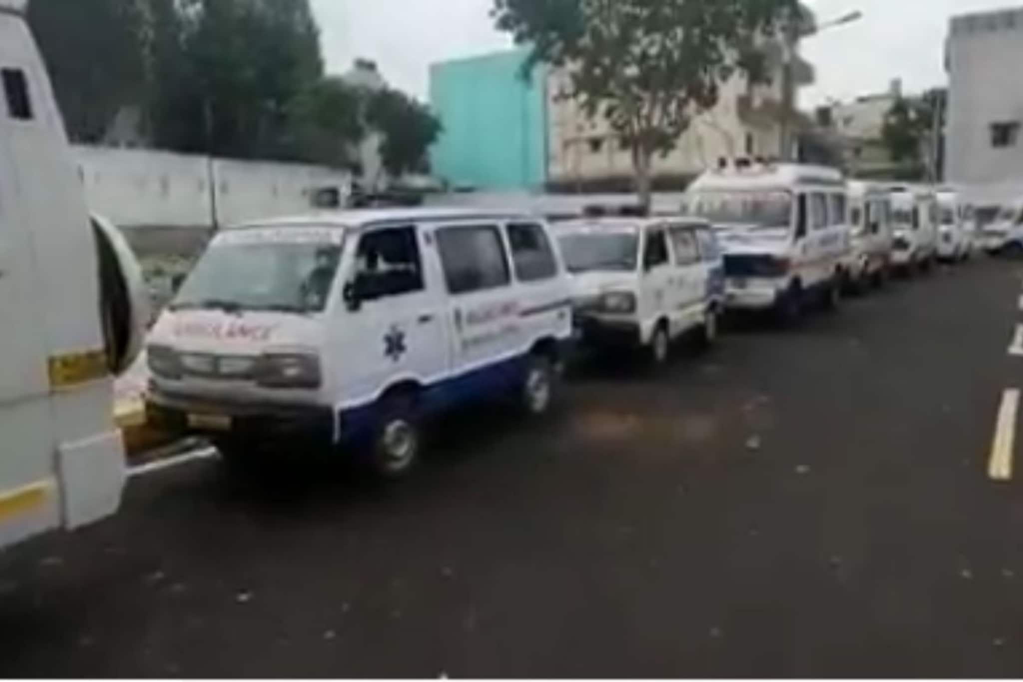 कर्नाटकात कोरोनाची भयावह परिस्थिती; अंत्यसंस्कारासाठी स्मशानभूमीबाहेर मोठी रांग