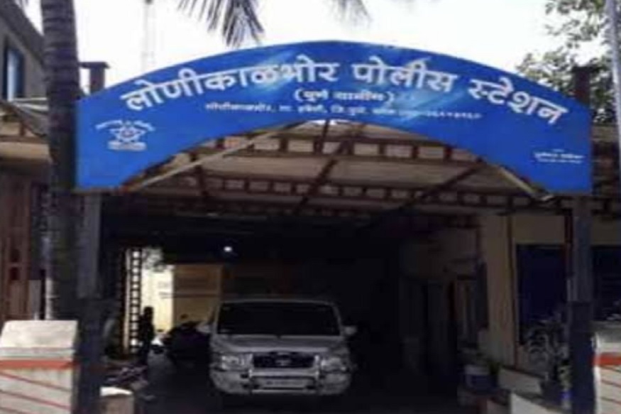 पुण्यात अंत्यसंस्कारासाठी नातेवाईकांची तोबा गर्दी, मृतदेहाचे पाय धुवून पाणीही प्यायलं!