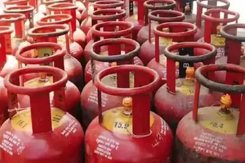 809 रुपयांचा सिलेंडर केवळ 9 रुपयांत बुक करता येऊ शकतो. एका सिलेंडर बुकिंगमागे 800 रुपये सेव्ह करू शकता. 30 एप्रिलपर्यंतच या ऑफरचा फायदा घेता येऊ शकतो. या ऑफरचा फायदा घेण्यासाठी केवळ एक दिवस बाकी आहे. 