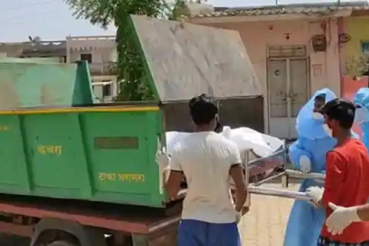 धुळे: रुग्णवाहिका न मिळाल्यानं कचऱ्याच्या गाडीतून नेला मृतदेह, प्रशासनाचा हलगर्जीपणा चव्हाट्यावर