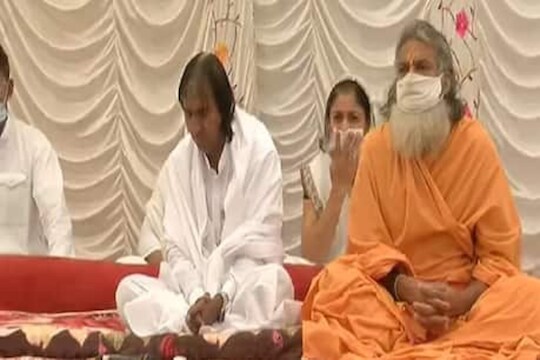 गुजरातमधील समाधी प्रकरणाचा नाट्यमय अंत, भक्तांची माफी मागत महंतांची मोठी घोषणा