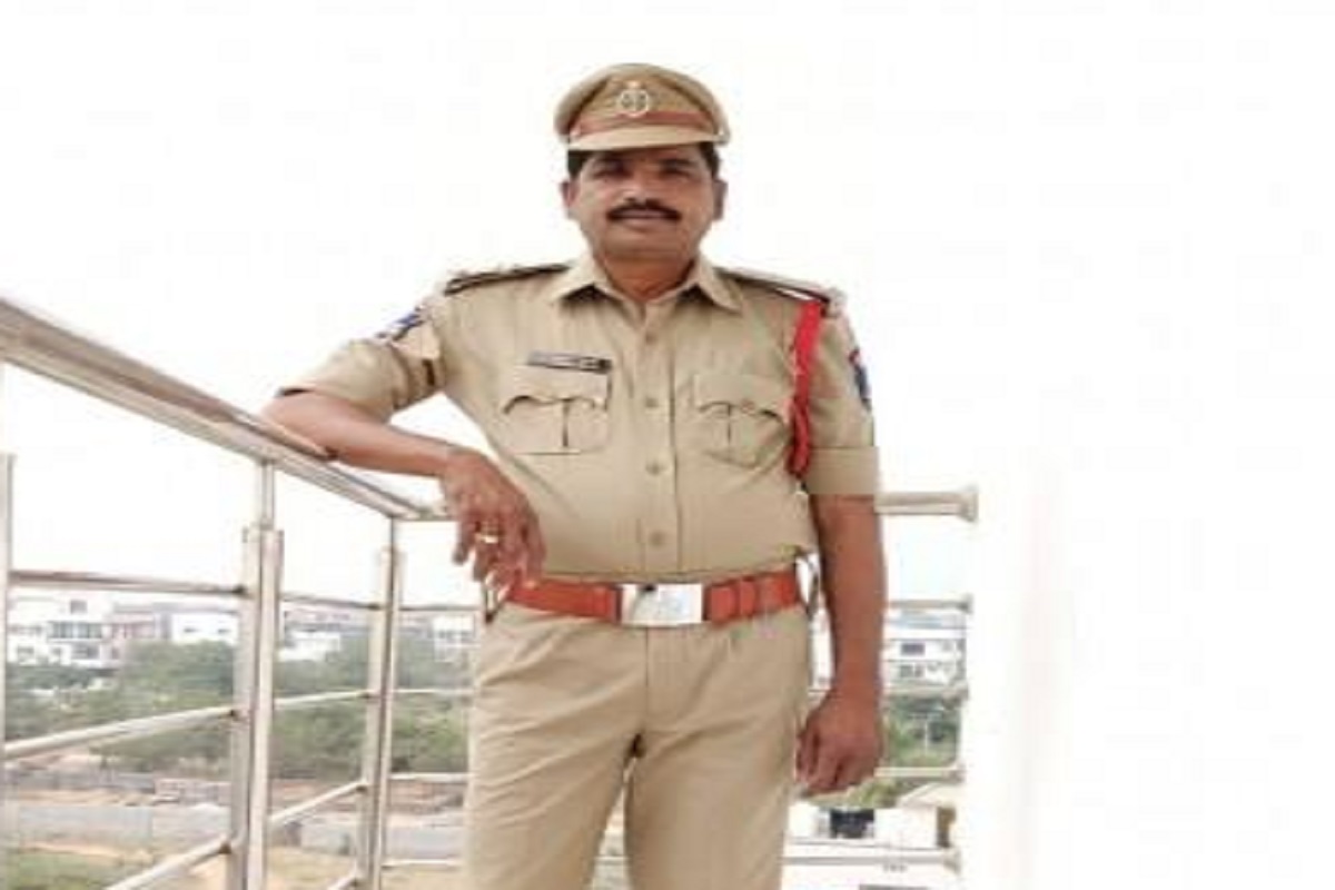 खाकी वर्दीला सॅल्युट! स्वत:च्या मृत्यूनंतरही पोलिसाने वाचवला 8 जणांचा जीव